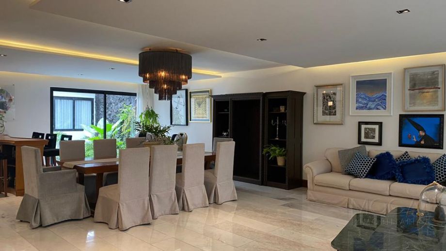 COMEDOR CON JARDIN INTERIOR