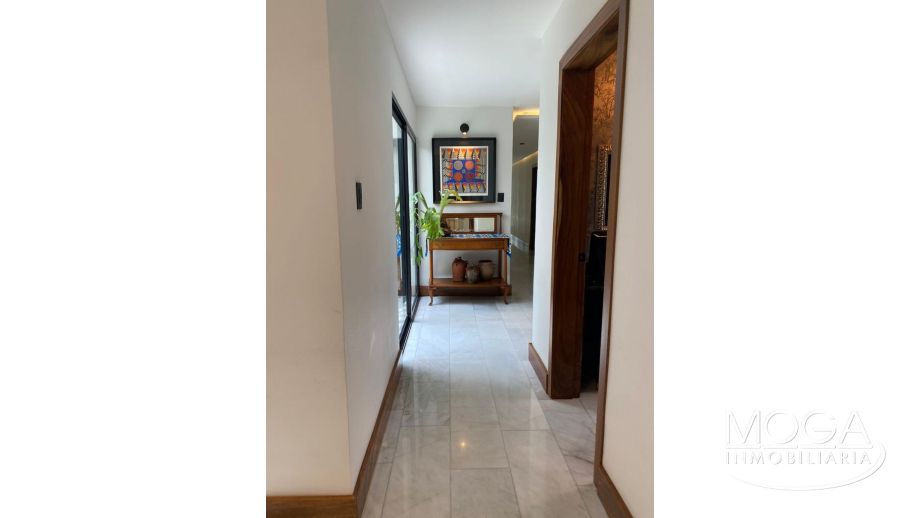 ESPACIOS INTERIORES CONECTADOS A JARDIN SEMITECHADO