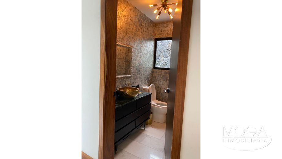 MEDIO BAÑO CON ACABADOS DE LUJO